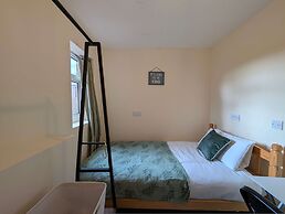 Comfortable 2-bedroom House With Free Parking