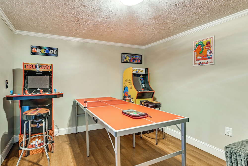 Lake Days & Fireside Nights! Updated Burnside Home