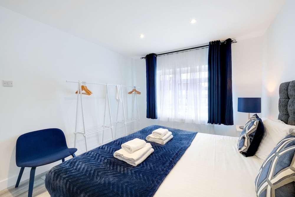 Bright 6 bedroom 3 bath house ideal for Pinewood Studios