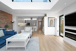 Bright 6 bedroom 3 bath house ideal for Pinewood Studios