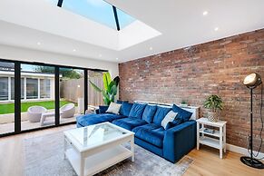 Bright 6 bedroom 3 bath house ideal for Pinewood Studios