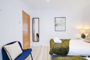 Bright 6 bedroom 3 bath house ideal for Pinewood Studios