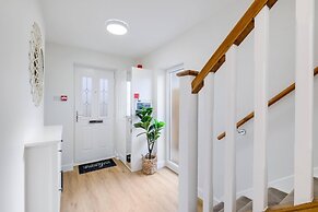 Bright 6 bedroom 3 bath house ideal for Pinewood Studios