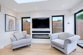 Bright 6 bedroom 3 bath house ideal for Pinewood Studios