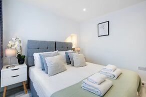 Bright 6 bedroom 3 bath house ideal for Pinewood Studios