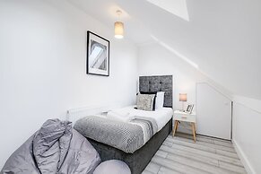 Bright 6 bedroom 3 bath house ideal for Pinewood Studios