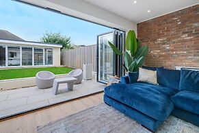 Bright 6 bedroom 3 bath house ideal for Pinewood Studios