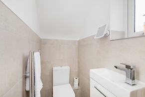 Bright 6 bedroom 3 bath house ideal for Pinewood Studios