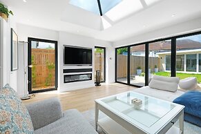 Bright 6 bedroom 3 bath house ideal for Pinewood Studios