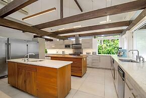 Nature-inspired 4BR Modern Villa Pool Resort Access