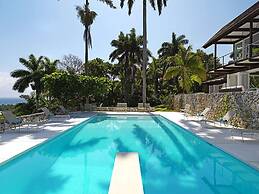 Nature-inspired 4BR Modern Villa Pool Resort Access