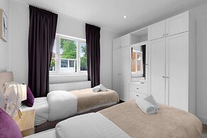 Modern 3 Bedroom, 2 Bathroom Home in Edgware