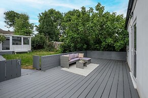 Modern 3 Bedroom, 2 Bathroom Home in Edgware