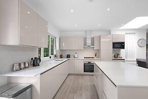 Modern 3 Bedroom, 2 Bathroom Home in Edgware