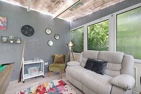 Modern 3 Bedroom, 2 Bathroom Home in Edgware