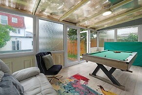 Modern 3 Bedroom, 2 Bathroom Home in Edgware