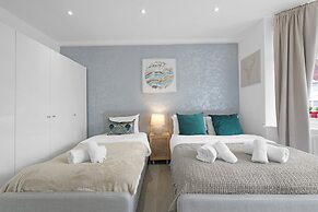 Modern 3 Bedroom, 2 Bathroom Home in Edgware