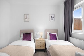 Modern 3 Bedroom, 2 Bathroom Home in Edgware