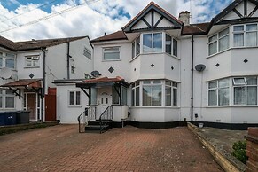 Modern 3 Bedroom, 2 Bathroom Home in Edgware