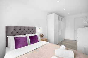 Modern 3 Bedroom, 2 Bathroom Home in Edgware