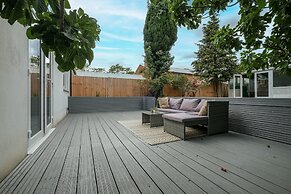 Modern 3 Bedroom, 2 Bathroom Home in Edgware