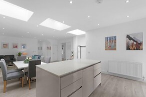 Modern 3 Bedroom, 2 Bathroom Home in Edgware