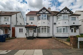 Modern 3 Bedroom, 2 Bathroom Home in Edgware