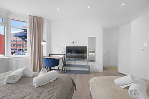 Modern 3 Bedroom, 2 Bathroom Home in Edgware
