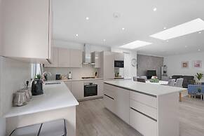 Modern 3 Bedroom, 2 Bathroom Home in Edgware