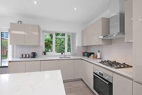 Modern 3 Bedroom, 2 Bathroom Home in Edgware