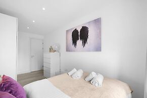Modern 3 Bedroom, 2 Bathroom Home in Edgware