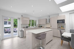 Modern 3 Bedroom, 2 Bathroom Home in Edgware