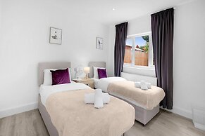 Modern 3 Bedroom, 2 Bathroom Home in Edgware