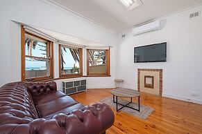The Largs Lookout - Modern Apartment