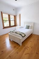2BR Seaside Retreat in Largs North