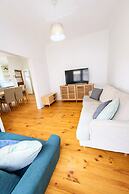 2BR Seaside Retreat in Largs North