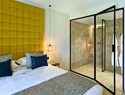 Villa With Pool & Suites for 12 Guests