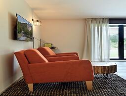 Villa With Pool & Suites for 12 Guests