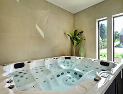 Villa With Pool & Suites for 12 Guests