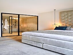 Villa With Pool & Suites for 12 Guests