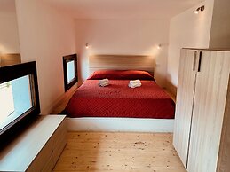 Luxar Room