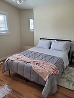 Modern 2BR Near Downtown & Expo Centre