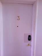 Modern 2BR Near Downtown & Expo Centre