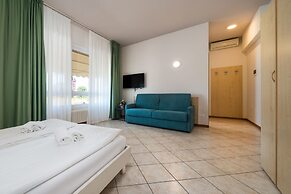 HOTEL MAX  LAZISE