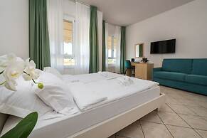 HOTEL MAX  LAZISE