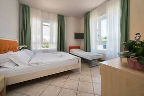 HOTEL MAX  LAZISE