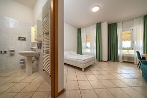 HOTEL MAX  LAZISE