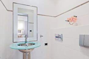 Elegant 2BR Steps to the Louvre