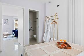 Elegant 2BR Steps to the Louvre