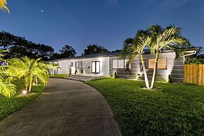 Epic Treehouse Villa - Pool • Pickleball